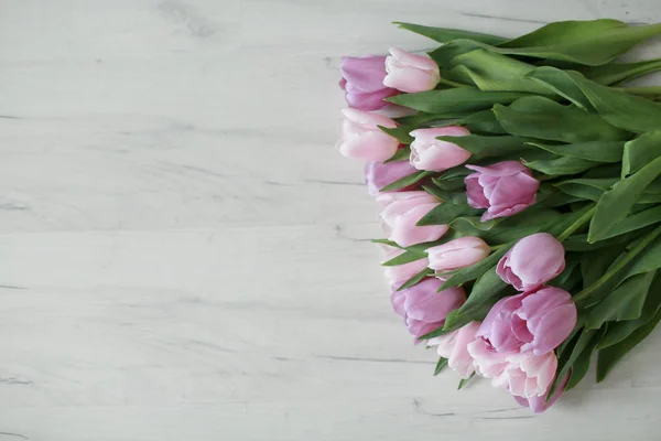 Lila Tulpen Auf Dem Fußboden Draufsicht — Stockfoto