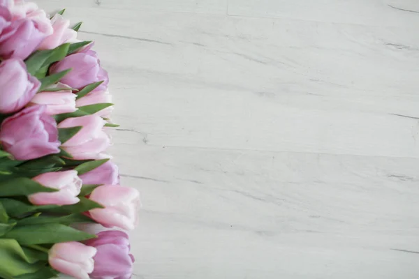 Lila Tulpen Auf Dem Fußboden Draufsicht — Stockfoto
