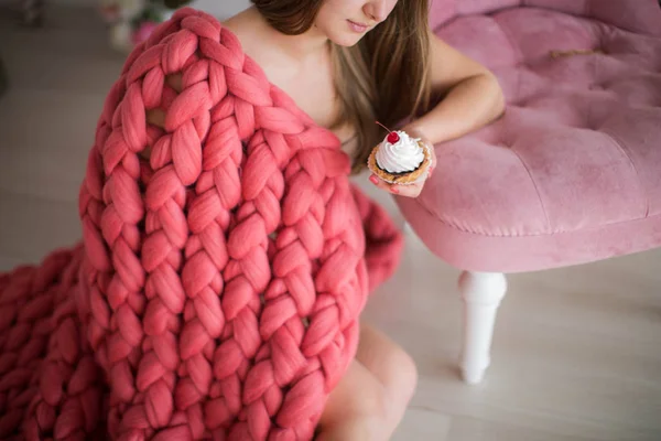 Vrouw Bedekt Roze Plaid Met Cupcake — Stockfoto