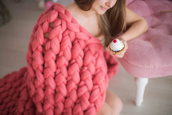 Γυναίκα Που Καλύπτονται Μέσα Ροζ Καρό Cupcake — Φωτογραφία Αρχείου