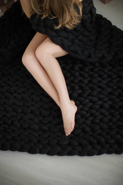 女性の足は プレイドで柔らかい朝 — ストック写真