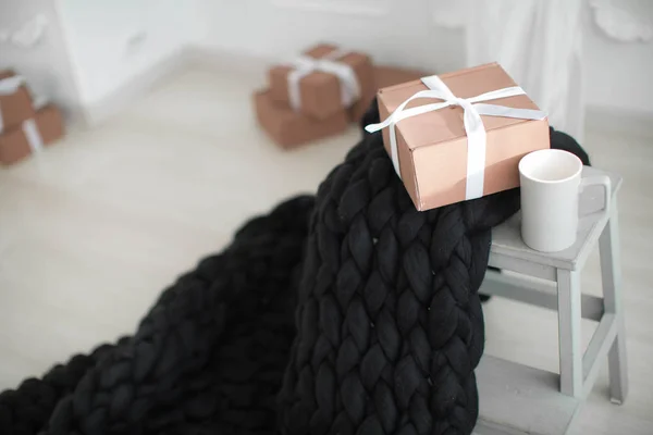 礼品盒和黑色针织格子 — 图库照片