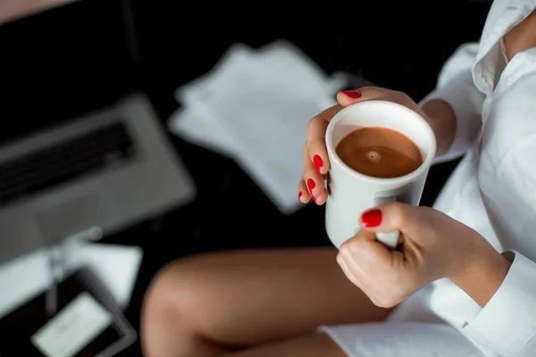居心地の良い朝 ふわふわ格子縞 コーヒー ラップトップ 美しい女性の足 — ストック写真