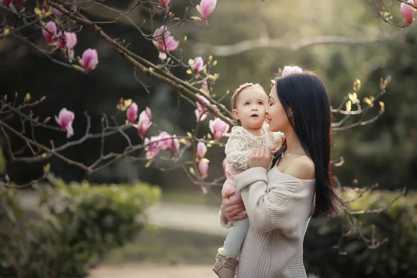 美しい母と娘の咲く庭でポーズ — ストック写真
