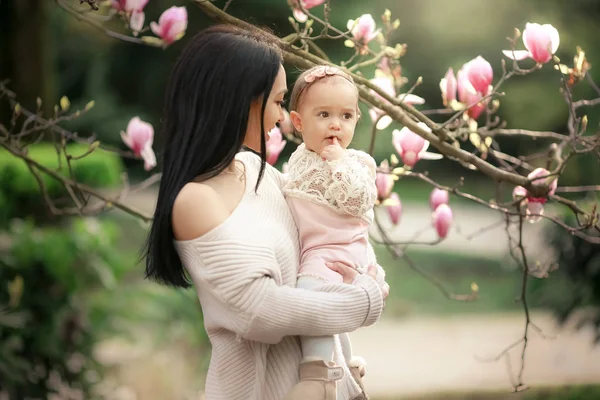 Güzel Anne Kızı Çiçek Açan Bahçede Poz — Stok fotoğraf