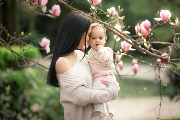 Piękna Matka Córka Pozowanie Kwitnący Ogród — Zdjęcie stockowe
