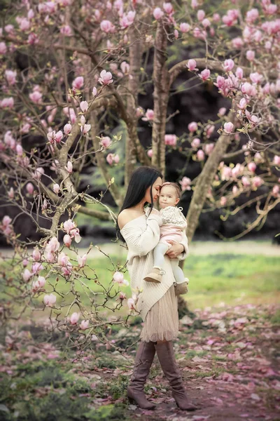 Красивая Мать Дочь Позируют Цветущем Саду — стоковое фото