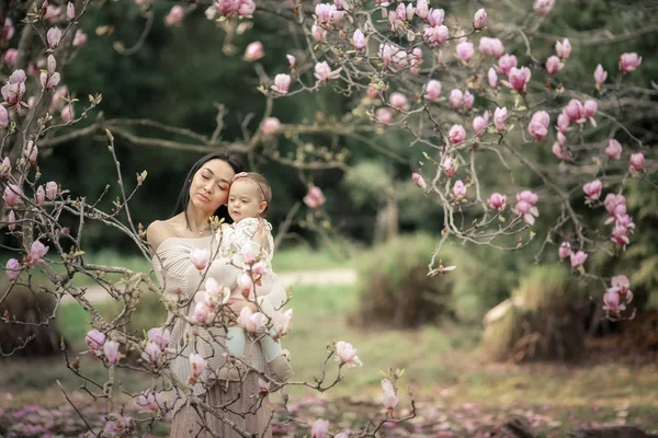 Vacker Mor Och Dotter Som Poserar Blommande Trädgård — Stockfoto