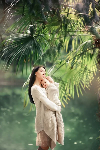 Мать Дочь Позируют Возле Пальмы — стоковое фото
