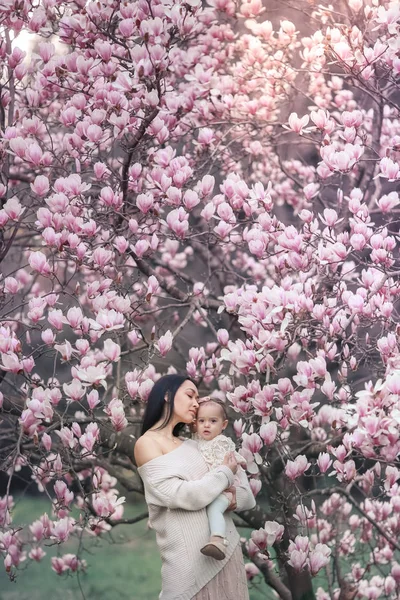 Vacker Mor Och Dotter Poserar Utomhus Den Blommande Trädgården — Stockfoto