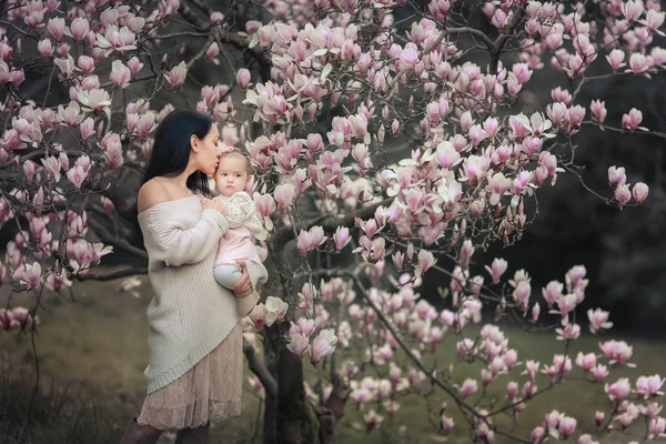 Vacker Mor Och Dotter Poserar Utomhus Den Blommande Trädgården — Stockfoto