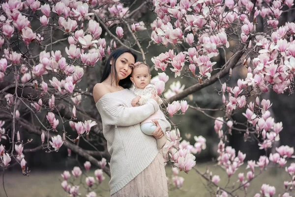 Красивая Мать Дочь Позируют Открытом Воздухе Цветущем Саду — стоковое фото