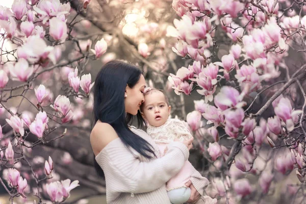 美しい母と娘の咲く庭で屋外でポーズ — ストック写真