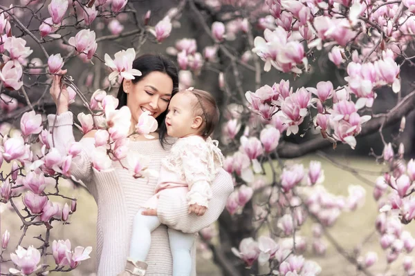 Vacker Mor Och Dotter Poserar Utomhus Den Blommande Trädgården — Stockfoto