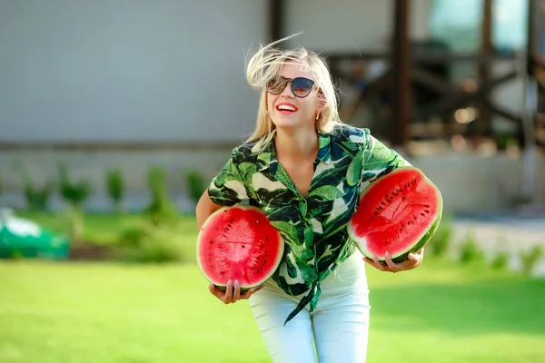 Junge Schöne Blonde Frau Mit Zwei Wassermelonenstücken — Stockfoto