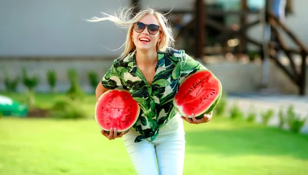 Jeune Belle Femme Blonde Avec Deux Morceaux Pastèque — Photo