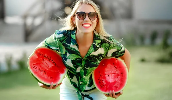 Jeune Belle Femme Blonde Avec Deux Morceaux Pastèque — Photo