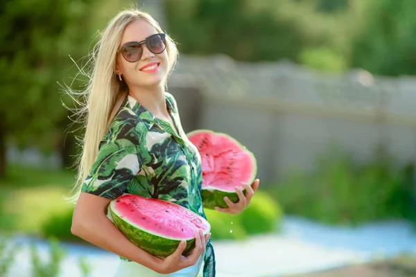 Jeune Belle Femme Blonde Avec Deux Morceaux Pastèque — Photo