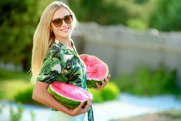 Junge Schöne Blonde Frau Mit Zwei Wassermelonenstücken — Stockfoto
