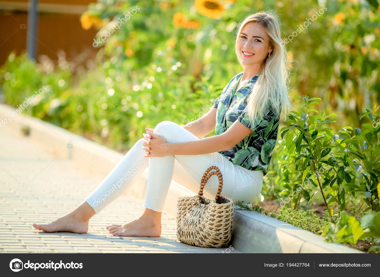 https://st3.depositphotos.com/7544970/19442/i/1600/depositphotos_194427764-stock-photo-outdoor-portrait-beautiful-young-blonde.jpg