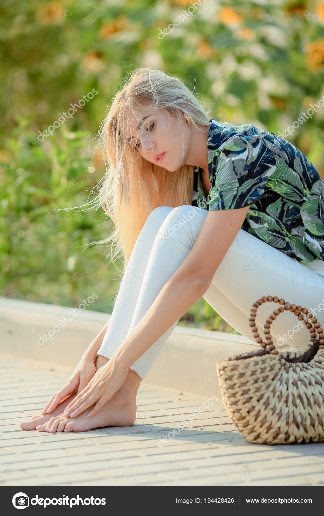 https://st3.depositphotos.com/7544970/19442/i/1600/depositphotos_194428426-stock-photo-outdoor-portrait-beautiful-young-blonde.jpg