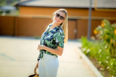 Açık havada poz güzel sarışın kadın 