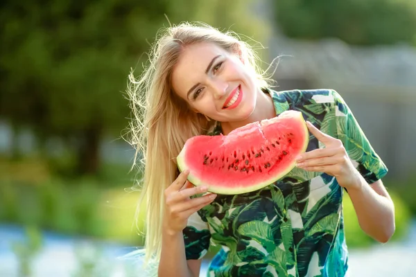 Jeune Belle Femme Blonde Avec Morceau Pastèque — Photo