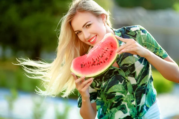 Jeune Belle Femme Blonde Avec Morceau Pastèque — Photo