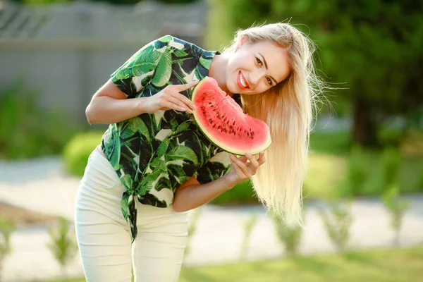 Tineri Frumoase Blonda Femeie Pepene Verde Bucată — Fotografie, imagine de stoc