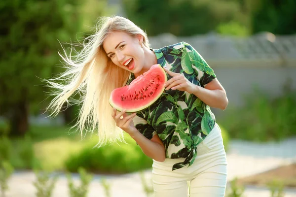 Jeune Belle Femme Blonde Avec Morceau Pastèque — Photo