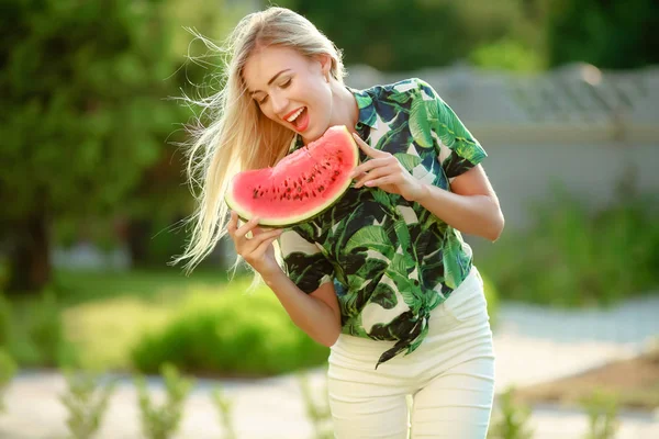 Jonge Mooie Blonde Vrouw Met Watermeloen Stuk — Stockfoto
