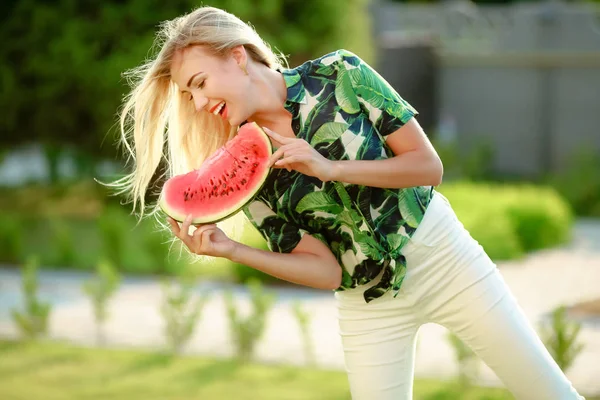 Jeune Belle Femme Blonde Avec Morceau Pastèque — Photo