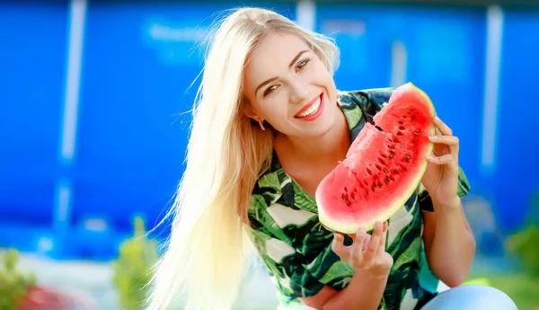 Jeune Belle Femme Blonde Avec Morceau Pastèque — Photo