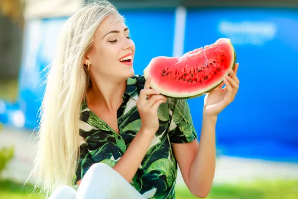 Jeune Belle Femme Blonde Avec Morceau Pastèque — Photo