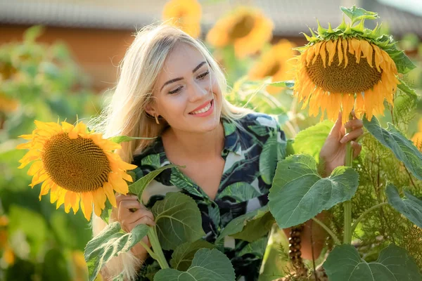 Schöne Blonde Frau Posiert Sonnenblumen — Stockfoto
