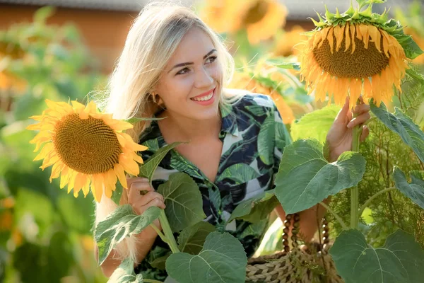Schöne Blonde Frau Posiert Sonnenblumen — Stockfoto