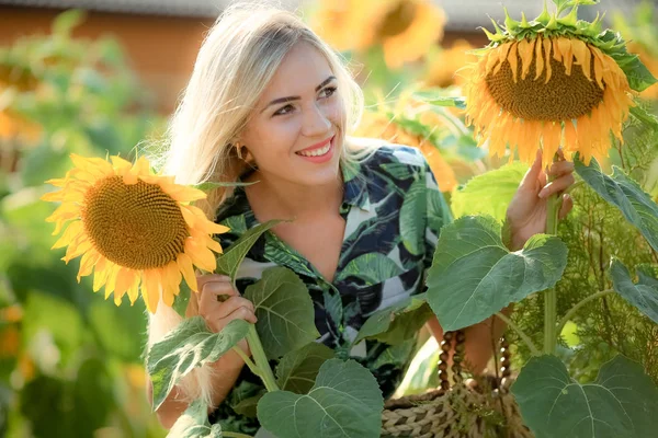 Bela Mulher Loira Posando Girassóis — Fotografia de Stock