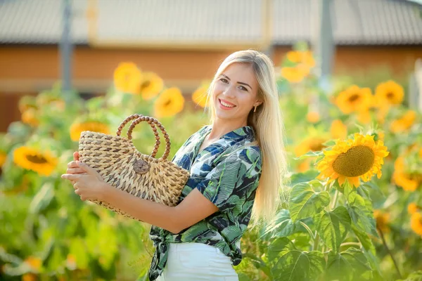 Bella Donna Bionda Posa Nel Campo Girasole — Foto Stock