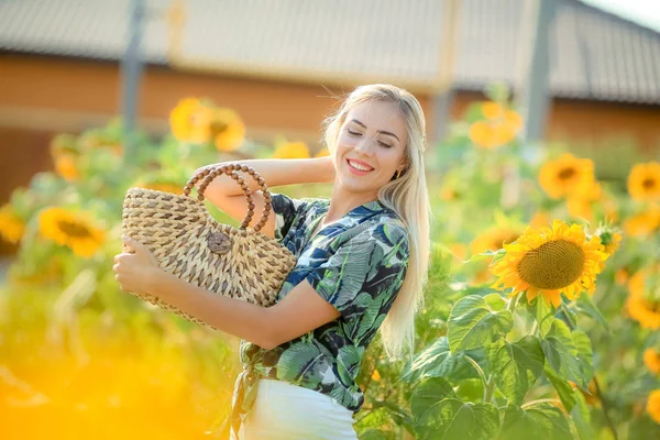 Krásná Blondýnka Pózuje Slunečnicovém Poli — Stock fotografie