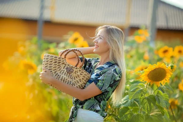 Krásná Blondýnka Pózuje Slunečnicovém Poli — Stock fotografie