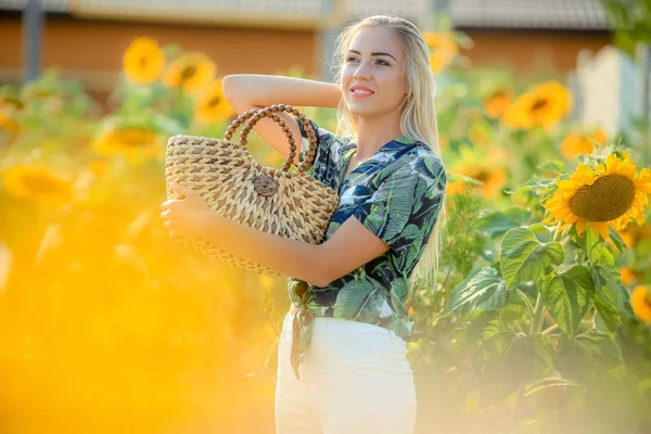 Schöne Blonde Frau Posiert Sonnenblumenfeld — Stockfoto