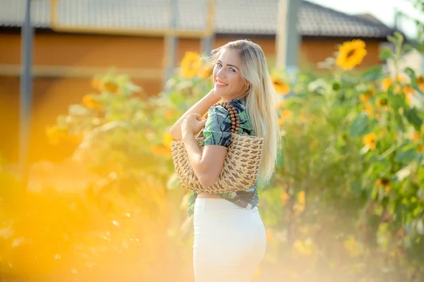 Mooie Blonde Vrouw Poseren Zonnebloem Veld — Stockfoto