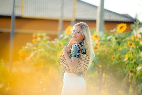 Красива Блондинка Позує Соняшниковому Полі — стокове фото
