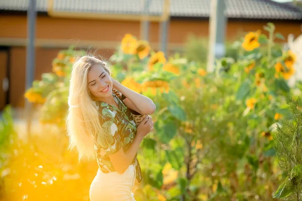 Piękna Blondynka Kobieta Stwarzających Słonecznikowe Pole — Zdjęcie stockowe