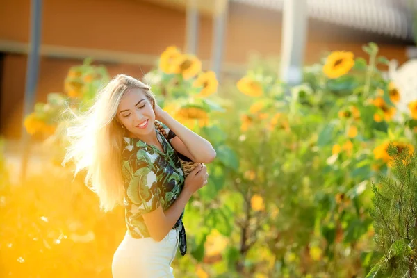 Schöne Blonde Frau Posiert Sonnenblumenfeld — Stockfoto