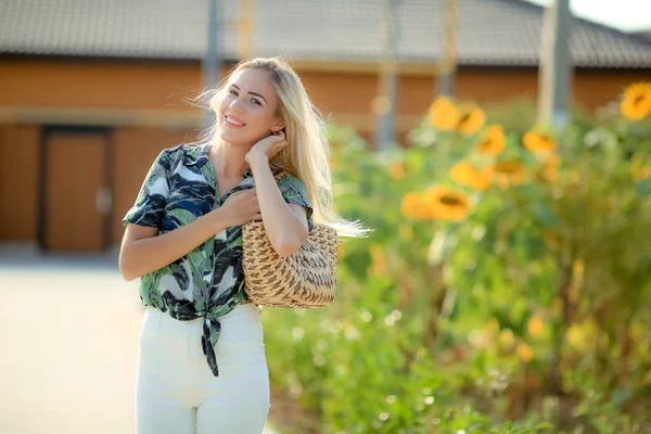 Zewnątrz Portret Pięknej Młodej Kobiety Blondynka Białe Spodnie Koszulę Zielony — Zdjęcie stockowe