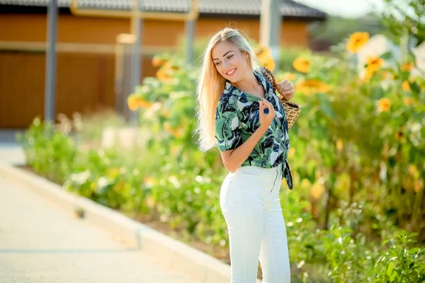 Venkovní Portrét Krásná Mladá Blondýnka Bílých Kalhotách Zelené Tričko — Stock fotografie