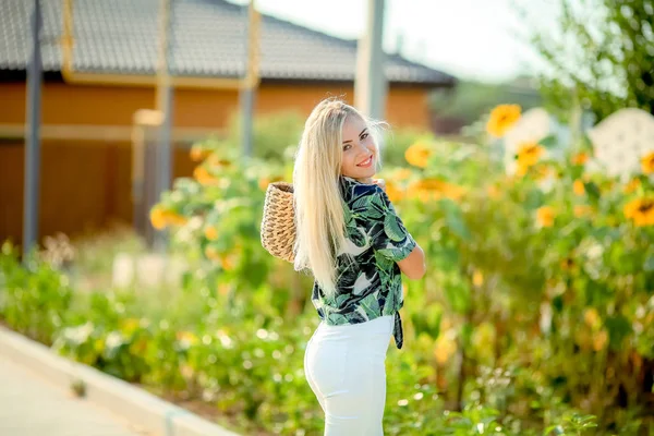 Portrait Extérieur Belle Jeune Femme Blonde Pantalon Blanc Chemise Verte — Photo