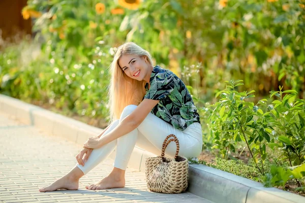 Открытый Портрет Красивой Молодой Блондинки Белых Брюках Зеленой Рубашке — стоковое фото