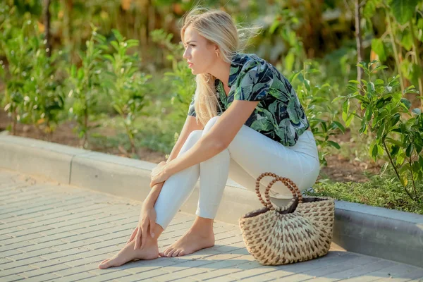 Portret Aer Liber Femeie Frumoasă Blondă Pantaloni Albi Cămașă Verde — Fotografie de stoc gratuită